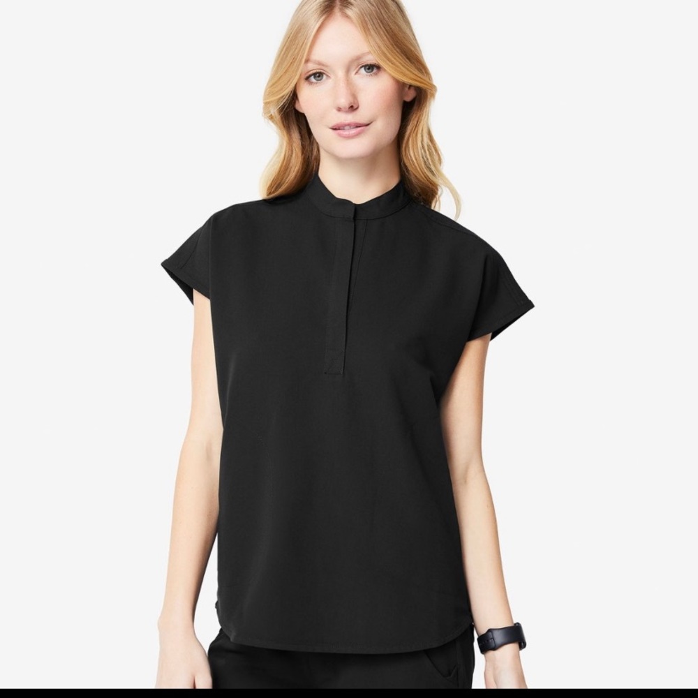 Black figs scrub top
